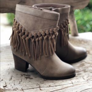 Sbicca- the Kathrin - Suede fringe ankle boot